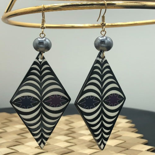 Diamond Shape Dangling Earring with Black Pearl